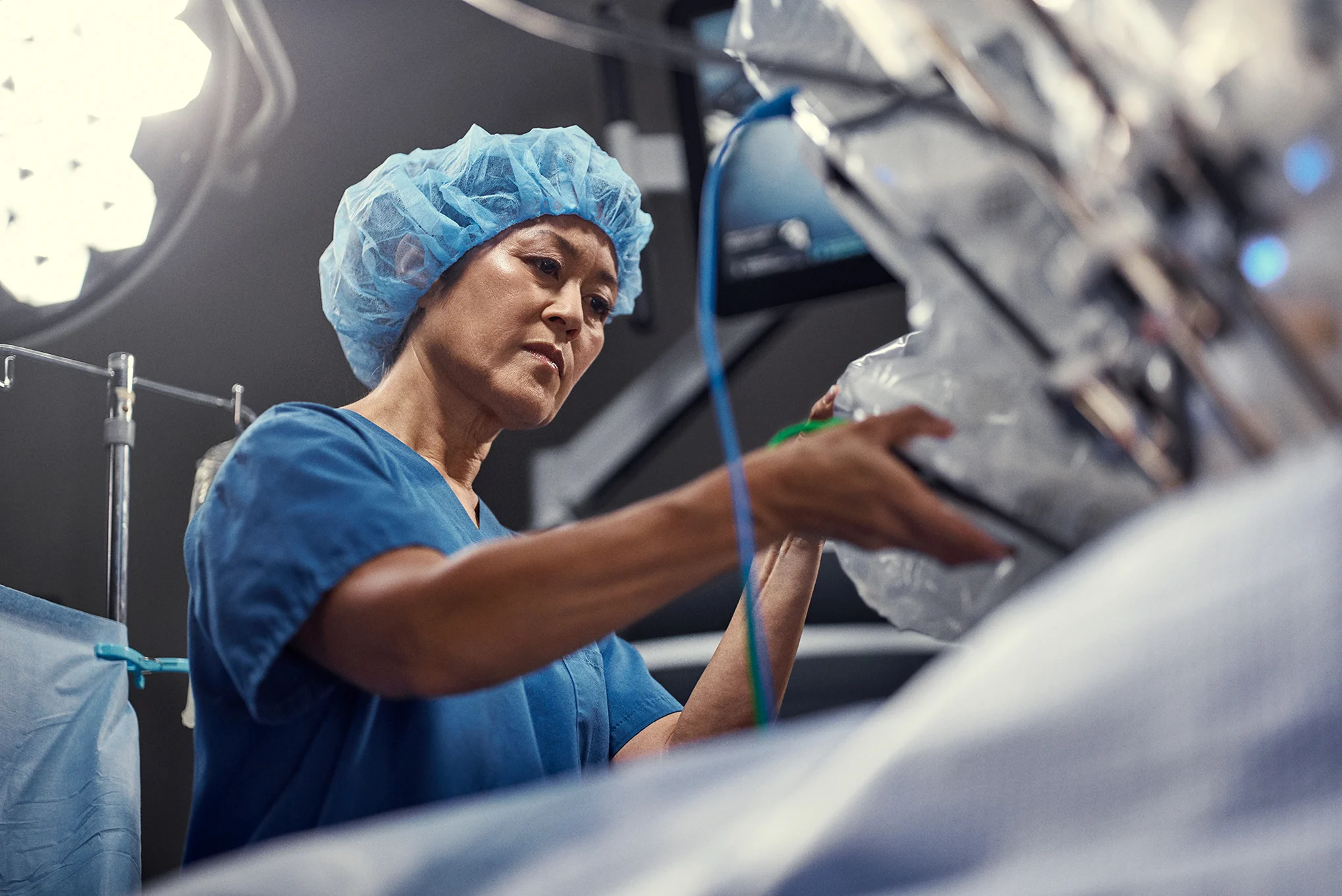 Trainee installing an instrument on a da Vinci surgical system
